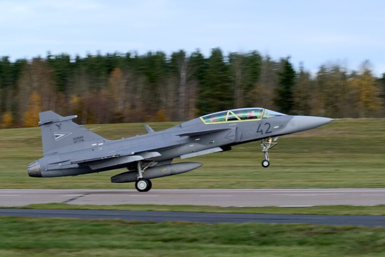 A paksi atomerőműhöz riasztották a honvédség Gripenjeit