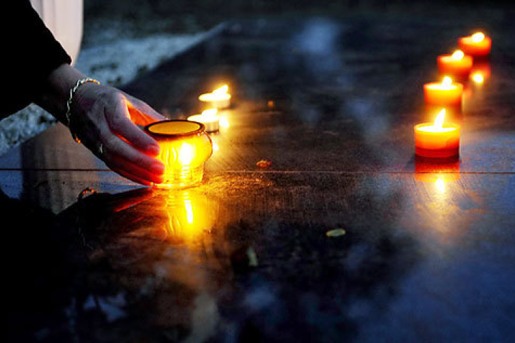 Tengernyi virág és táncoló gyertyafény