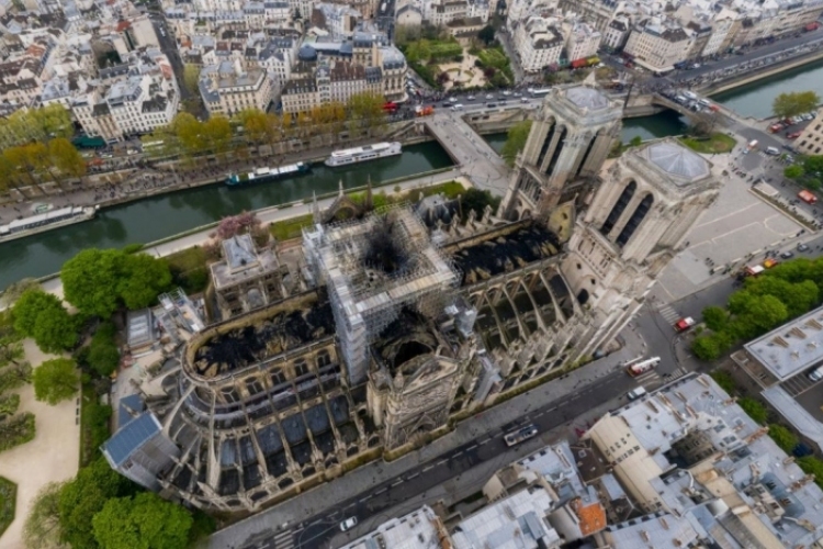 Elkezdődött a Notre-Dame leégett tetejének lefedése