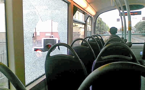Egy távolsági buszt tört fel egy férfi Sásdon