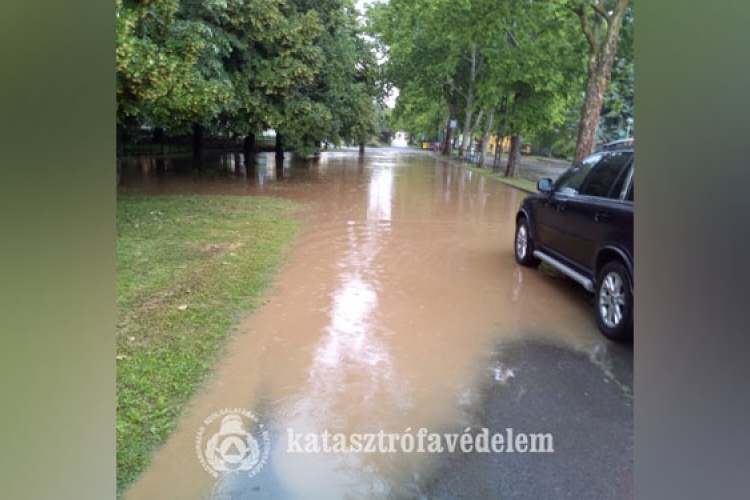 Sáros víz öntött el több utcát Dombóváron
