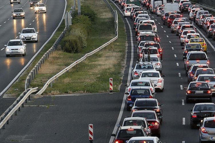 Jelentős a torlódás az M1-es autópályán Győrnél, mindkét irányba