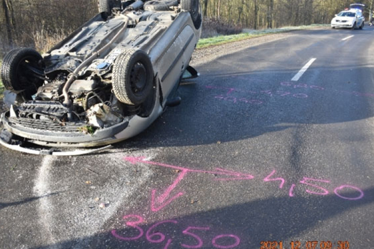 Felborult egy autó Döbrököz és Dombóvár között