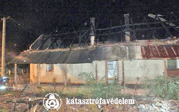 Egy lakatlan családi ház tetőszerkezete égett Döbröközön