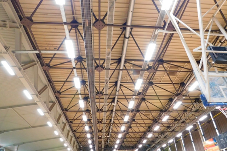 Új energiatakarékos világítást kapott a Szuhay Sportcentrumban a kosárlabdacsarnok