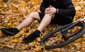 Szemüveg alá berepült bogár miatt sérült súlyosan egy dombóvári biciklis