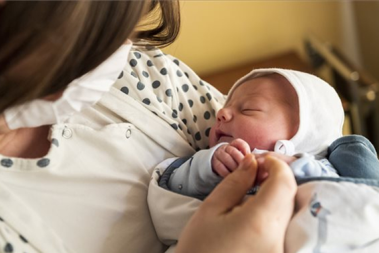 Emelkedik a csecsemőgondozási díj összege