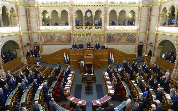 Ötnapos üléssel folytatja munkáját a parlament