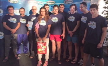 12 órán át úszott a dombóvári csapat – a végén elsők lettek
