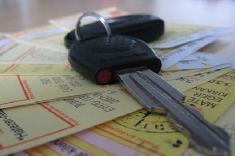 Még pótolhatják az év végén biztosítót váltó autósok a be nem fizetett kötelező díját