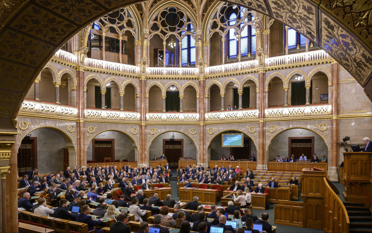 A frakciófinanszírozásról és az EU jövőjéről is tárgyal a parlament