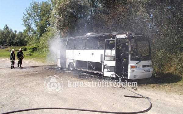Teljes terjedelmében égett egy kisbusz Bikalon