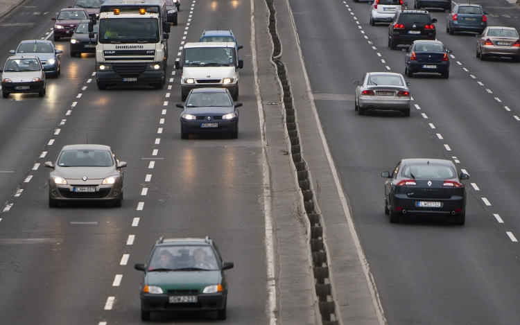 Teleautóval bukott meg a feketéző fuvaros