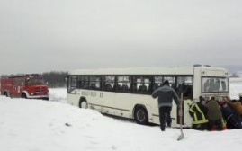 Autóbuszt mentenek a dombóvári tűzoltók