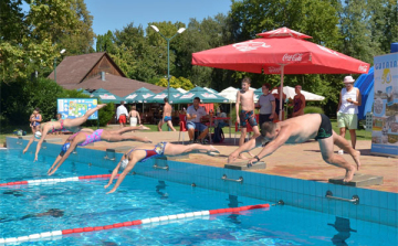 Jó hangulatban ünnepelték a dombóvári úszósport fennállásának 50. évfordulóját