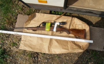 Ágyneműtartóba rejtve találtak egy távcsöves puskát