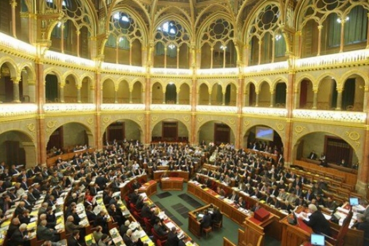 Képviselőit bünteti ma a Parlament