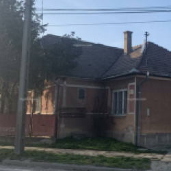 Dombóváron főút melletti családi ház eladó, akár vállalkozásnak! Részletekért kattints!