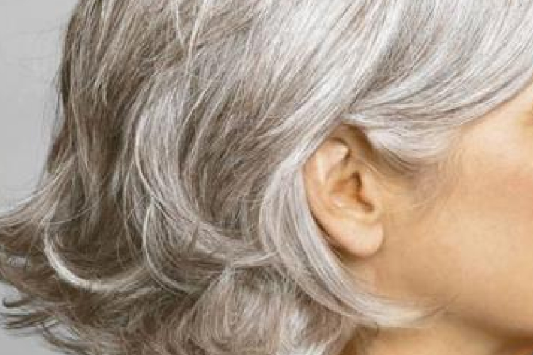 Felejtse el a hajfestést, itt az új megoldás az ősz hajra