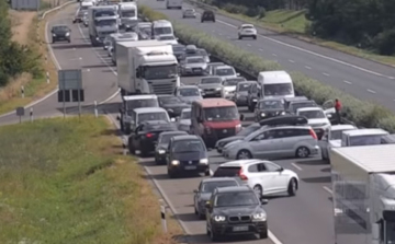 Sokan megfordultak, tolattak az autópályán - Videó