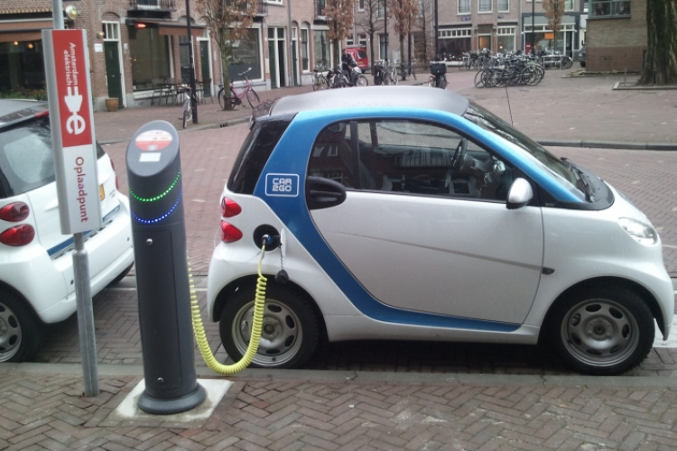 Elektromos autókra váltana a magyar állam