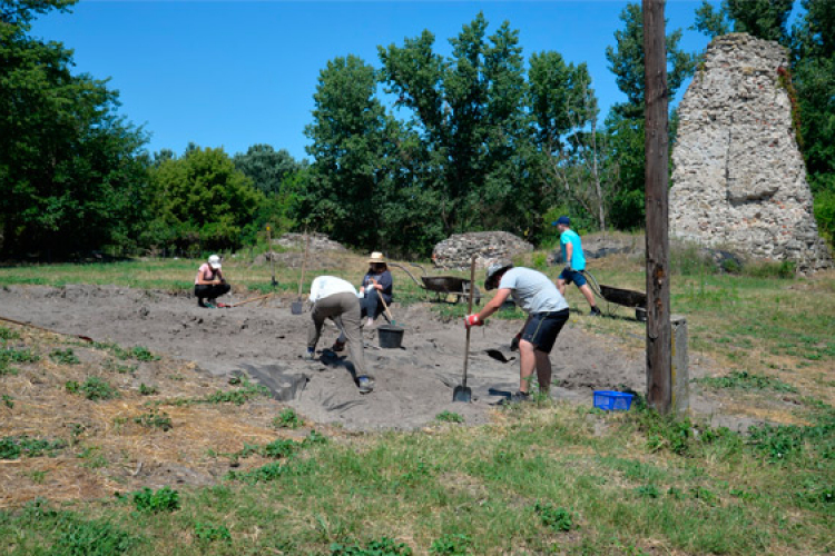 Folytatódik Dombó várának régészeti feltárása
