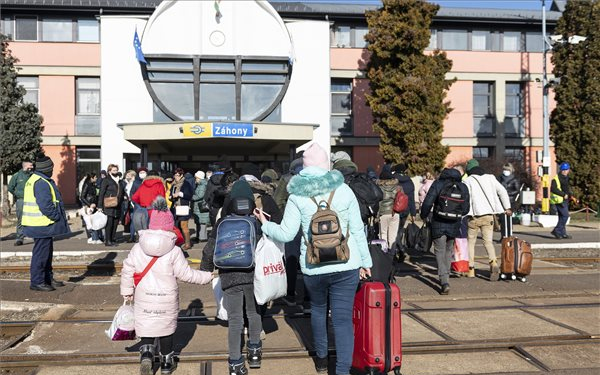 Kedden is több mint négyezer menekültet fogadtak a fővárosi pályaudvarokon