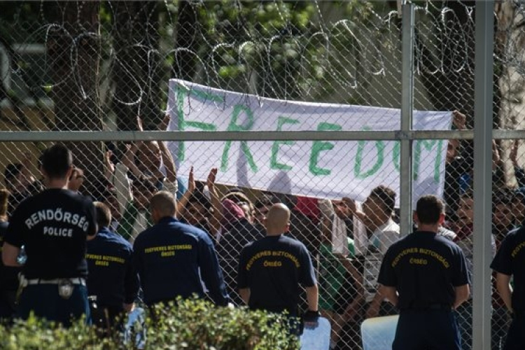 Ismét demonstrálnak migránsok a kiskunhalasi fogadóközpontban