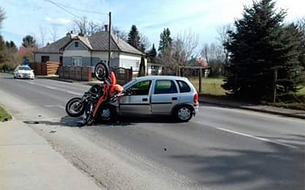 Motoros és autó ütközött Dombóváron