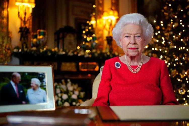 Férjéről emlékezett meg karácsonyi üzenetében a brit uralkodó