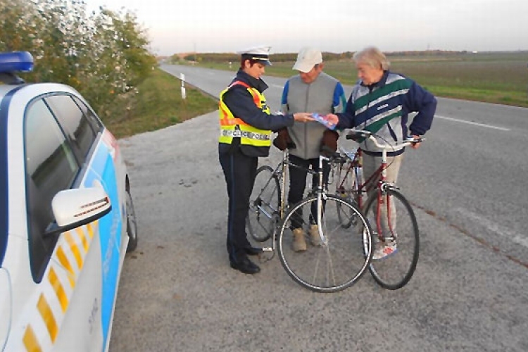 A gyalogosok, a kerékpárosok és a járművezetők biztonságára is kiemelt figyelmet szentelnek a Tolna megyei rendőrök