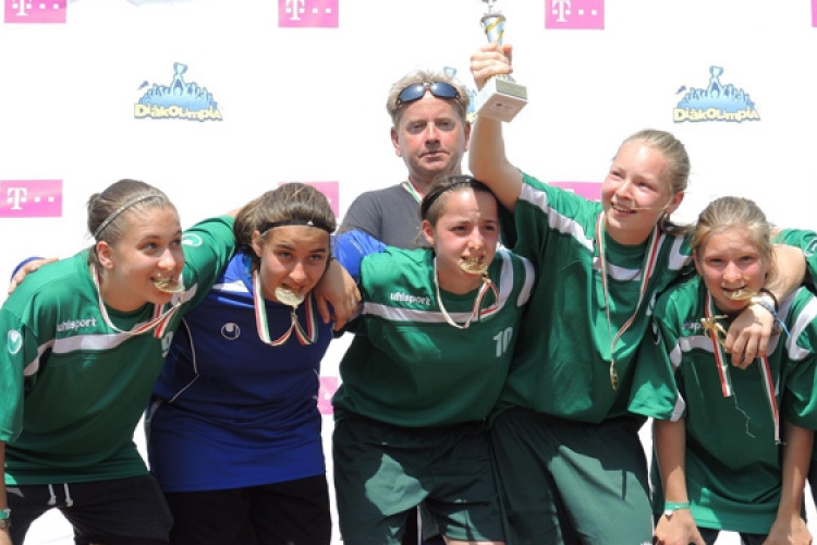 Dombóvári focista lány a nyertes diákolimpiai csapatban