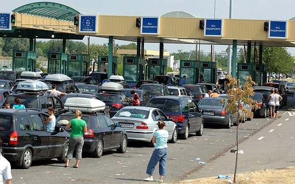 Több mint százezren lépték át a határt Röszkénél a hét végén