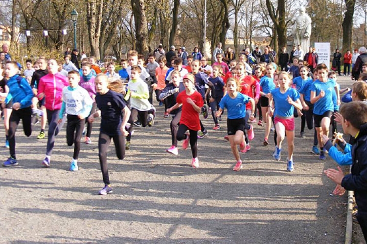132 gyermek indult a régió idei első mezei futóversenyén Dombóváron 