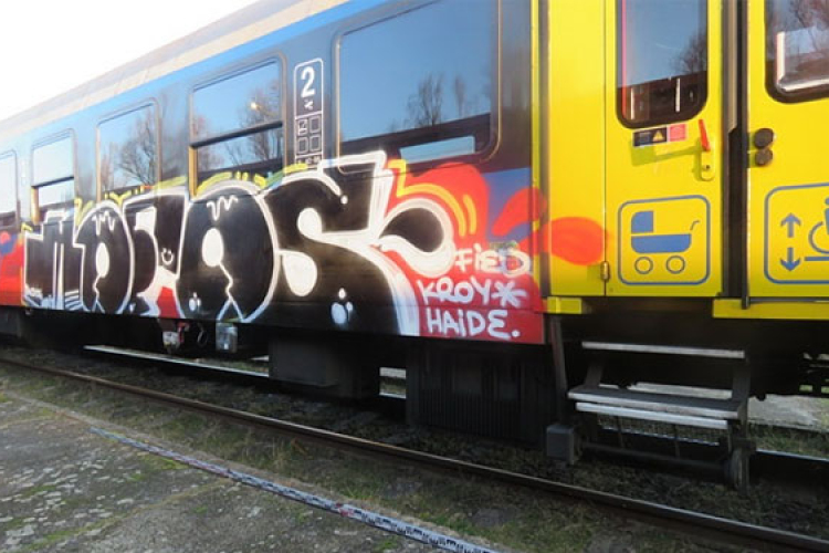 Dombóvári rendőrök buktatták le a Tolnában és Somogyban festékszóróval rongáló pécsi triót