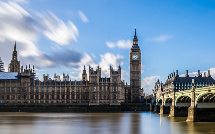Veszélytelen anyagot tartalmazott a londoni parlament közelében talált gyanús csomag