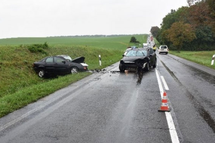 Szabálytalan előzés miatt ütközött két autó