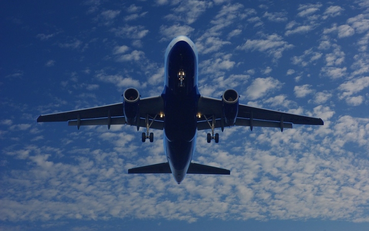 A szelek hatékonyabb meglovaglásával csökkenthetik kibocsátásukat a repülőgépek