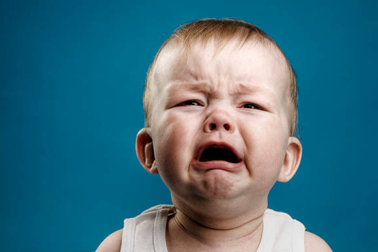 Leragasztotta a síró gyermek száját egy bölcsődei nevelő