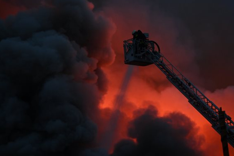 Még 300 négyzetméteren ég a soroksári autóbontóban pénteken keletkezett tűz