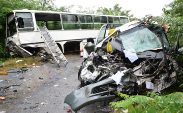 Ketten meghaltak, huszonhatan megsérültek egy buszbalesetben Nagykállónál