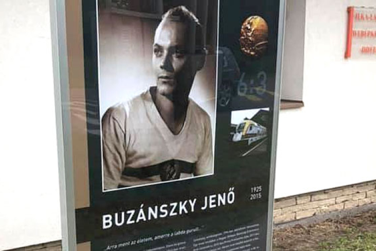 Kamera pásztázza a rendbe tett tájékoztató táblákat