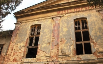 El kell végeznie Dombóvárnak az egykori Korona szálló állagmegóvását