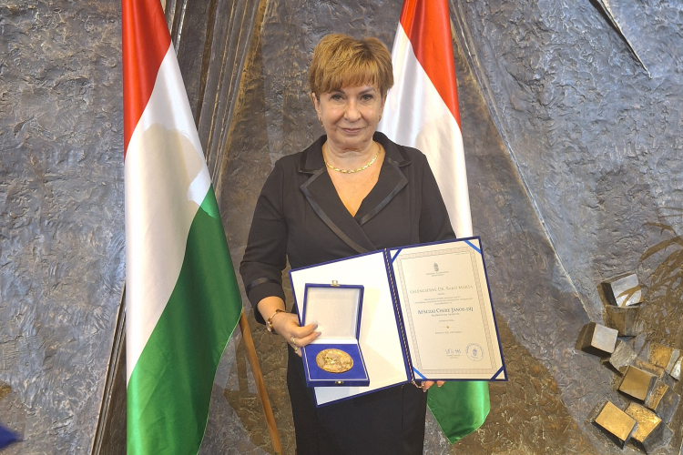 Gelencsérné Dr. Bakó Márta Apáczai Csere János-díjat vehetett át