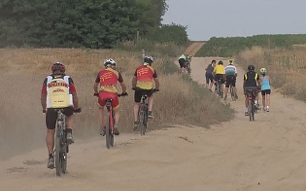 A megyehatáron bicikliztek a civil szervezetek tagjai 
