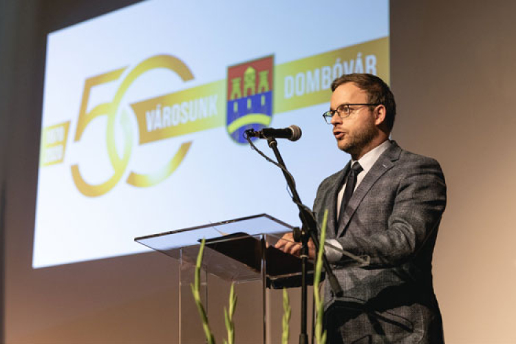 Orbán Balázs: az ország jövője a kis és közepes városok kezében van