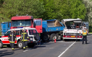 Halálos baleset Mánfánál - Busz és kamion ütközött